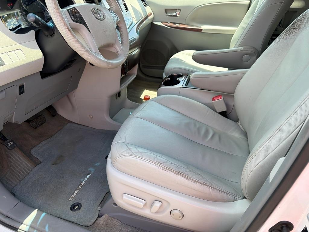 Toyota Sienna XLE FWD 8-Passenger V6 2013