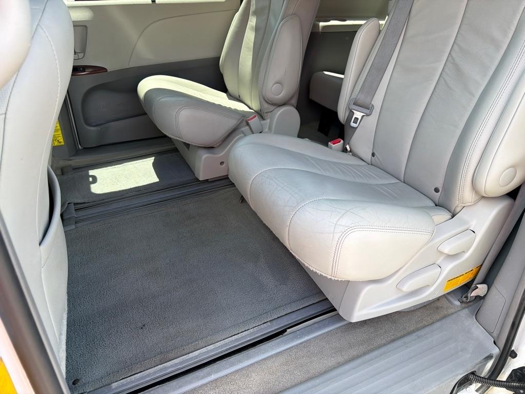 Toyota Sienna XLE FWD 8-Passenger V6 2013