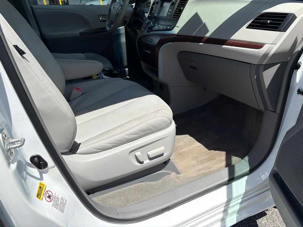 Toyota Sienna XLE FWD 8-Passenger V6 2013