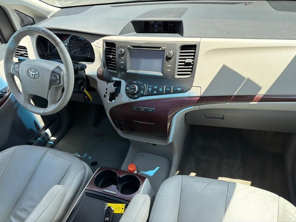 Toyota Sienna XLE FWD 8-Passenger V6 2013