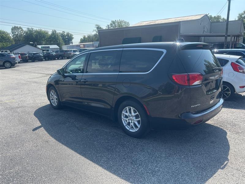 Chrysler Pacifica LX 2017