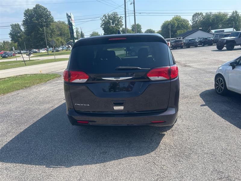 Chrysler Pacifica LX 2017