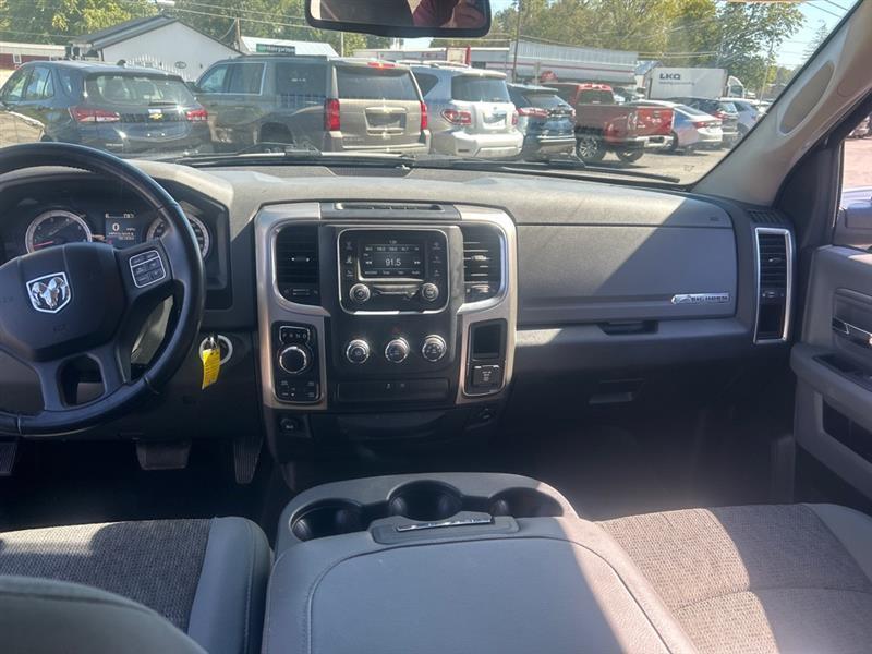 RAM 1500 SLT Quad Cab 4WD 2016