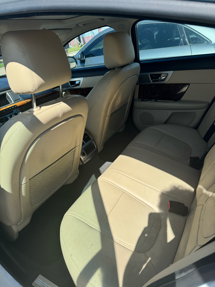 Jaguar XF-Series XF 2.0L I4T Premium 2015