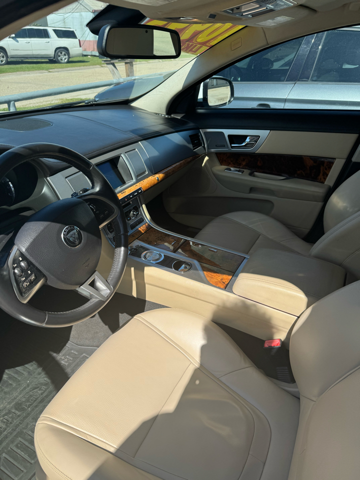 Jaguar XF-Series XF 2.0L I4T Premium 2015