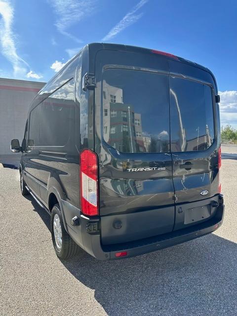 Ford Transit 250 Van Med. Roof w/Sliding Pass. 148-in. WB 2015