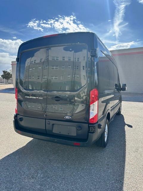 Ford Transit 250 Van Med. Roof w/Sliding Pass. 148-in. WB 2015