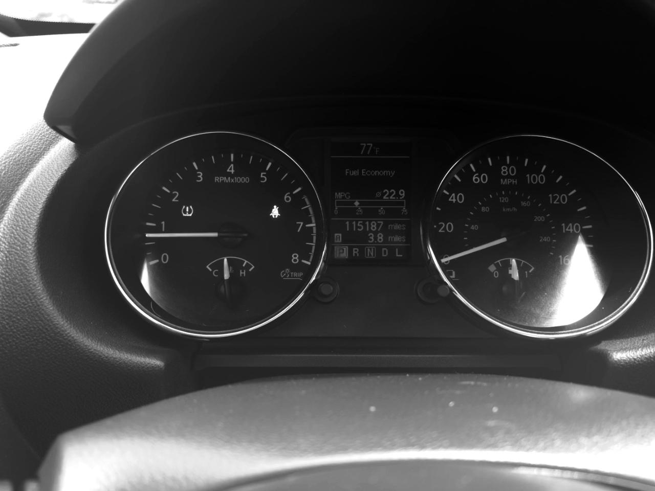 Nissan Rogue S FWD Krom Edition 2012