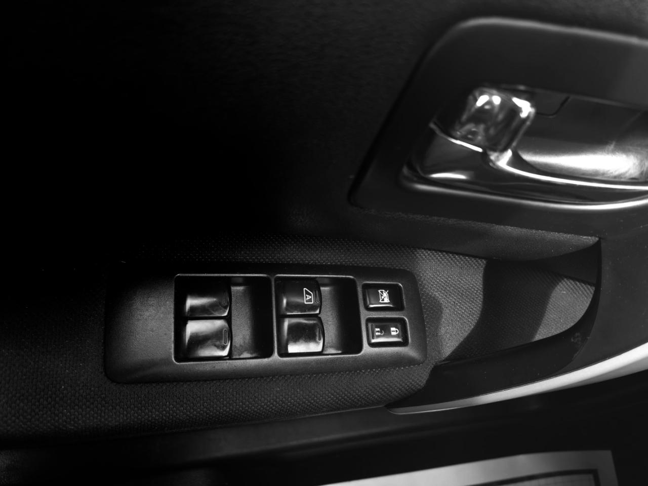 Nissan Rogue S FWD Krom Edition 2012