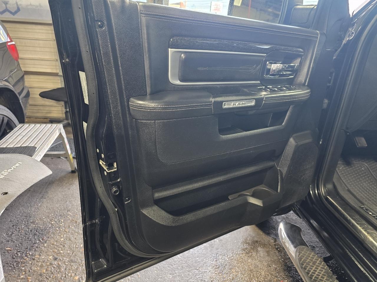 RAM 1500 4WD Crew Cab 149" Laramie Limited 2015