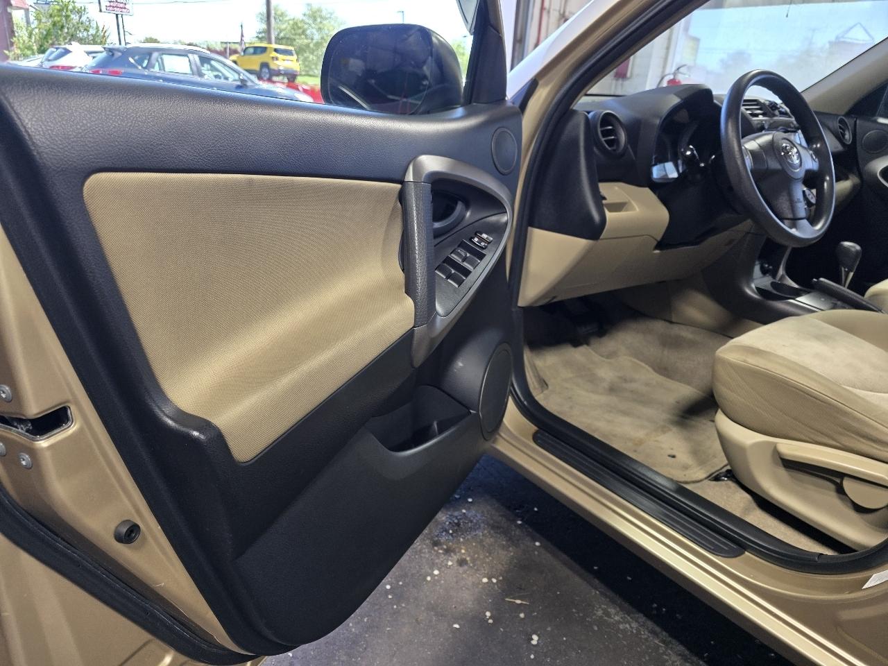 Toyota RAV4 Base I4 4WD 2009