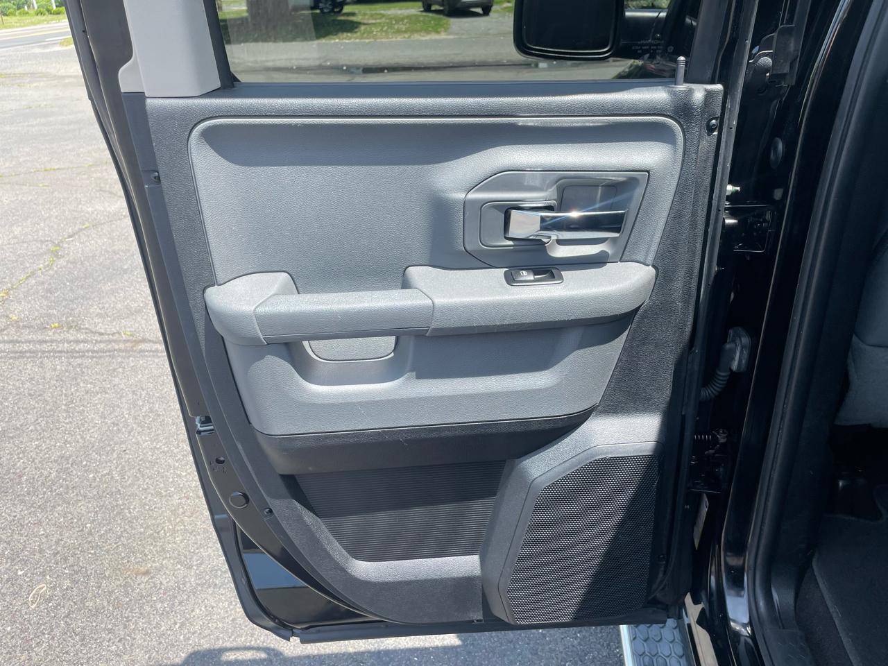 RAM 1500 4WD Quad Cab 140.5" Big Horn 2014