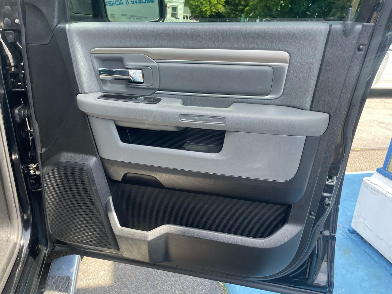 RAM 1500 4WD Quad Cab 140.5" Big Horn 2014