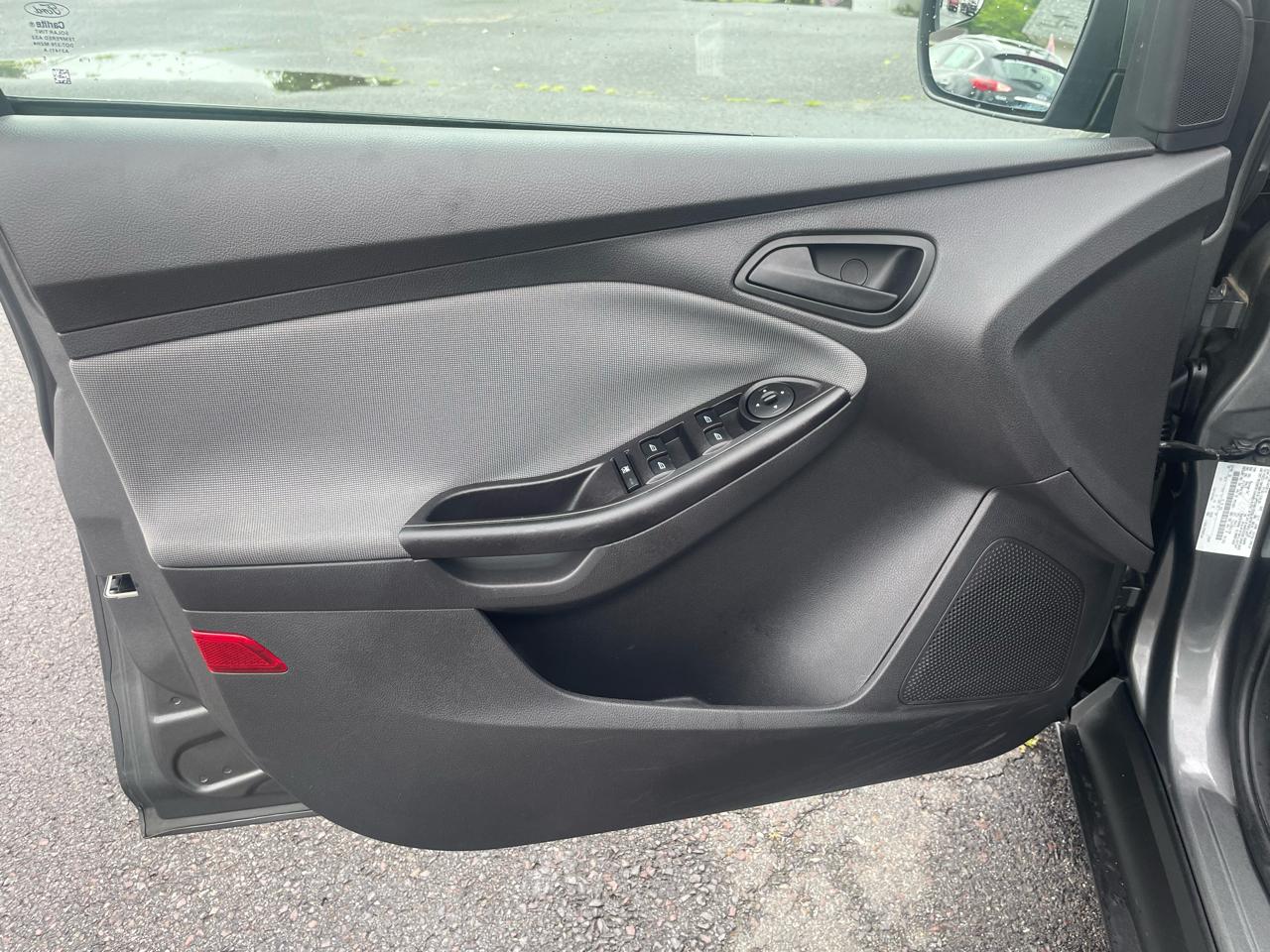 Ford Focus SE Sedan 2012