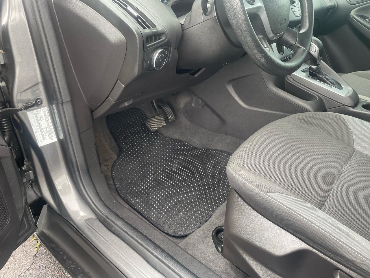 Ford Focus SE Sedan 2012