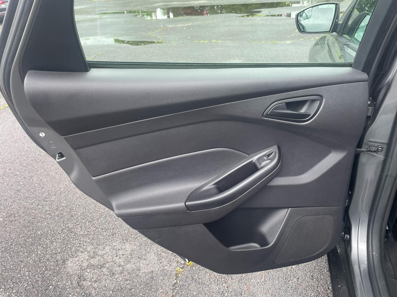 Ford Focus SE Sedan 2012