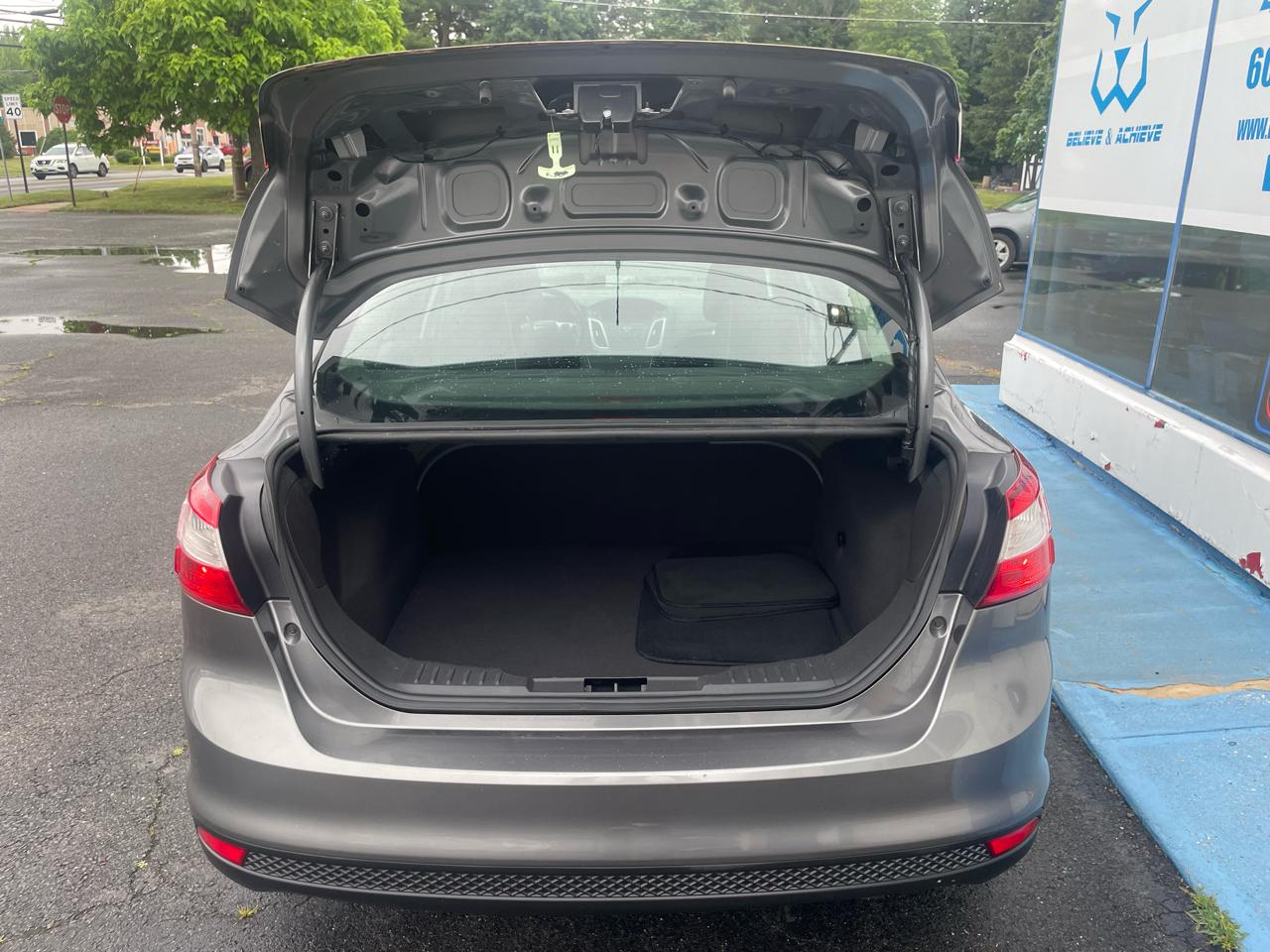 Ford Focus SE Sedan 2012