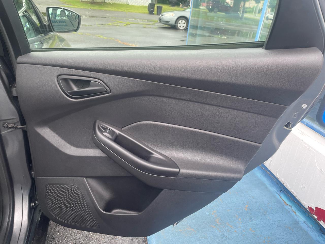 Ford Focus SE Sedan 2012