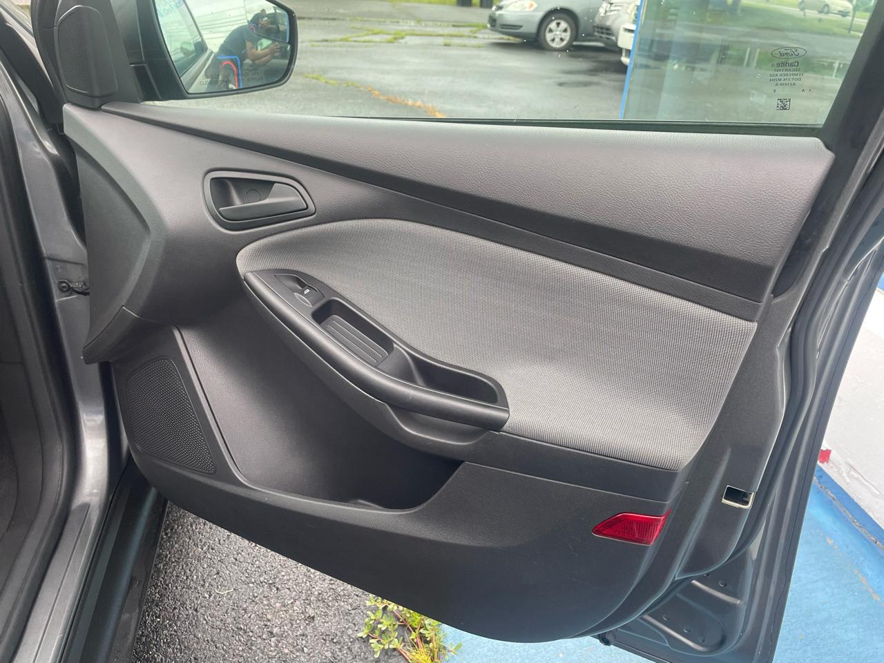 Ford Focus SE Sedan 2012