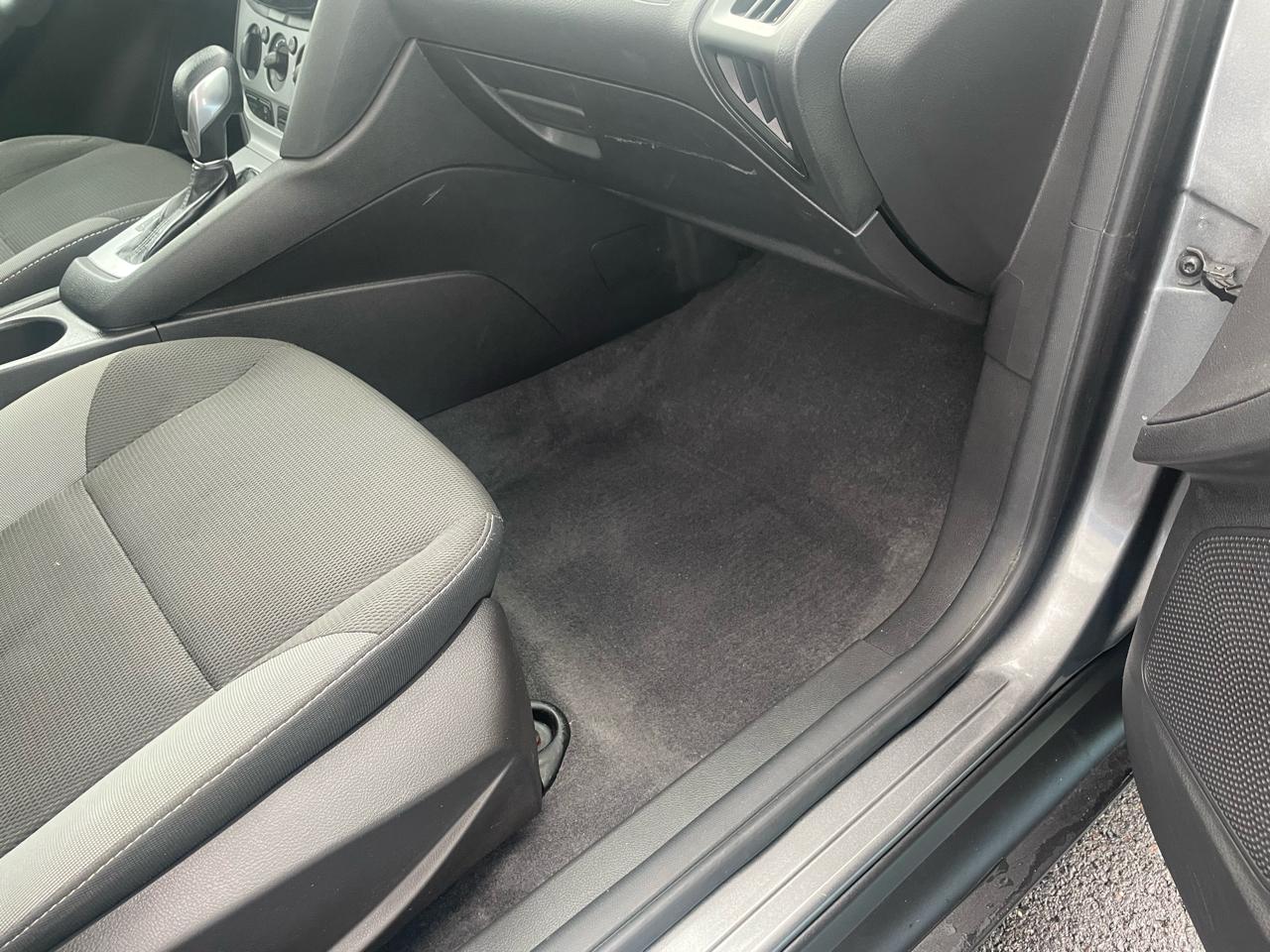 Ford Focus SE Sedan 2012