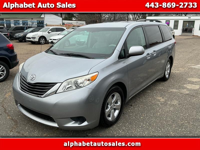 2013 Toyota Sienna LE's photo