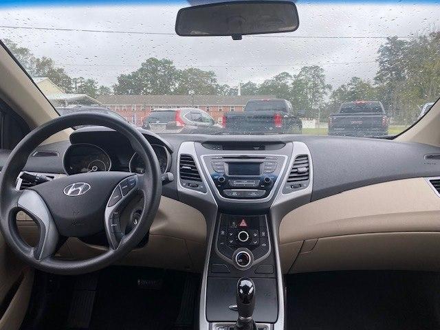 Hyundai Elantra SE 6AT 2016
