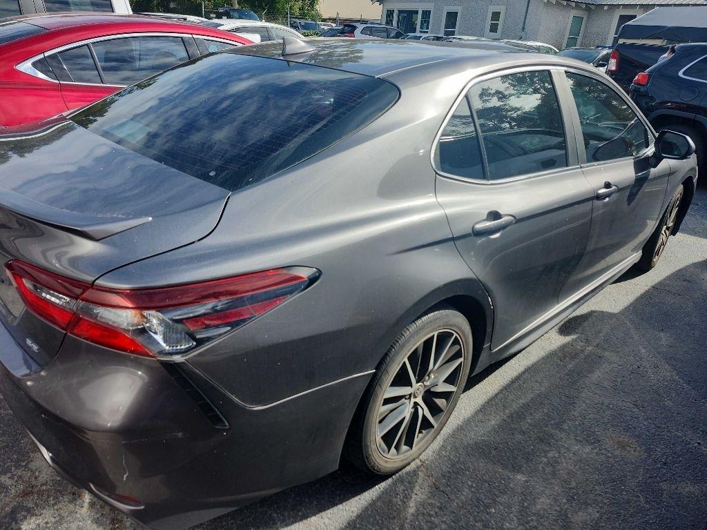 Toyota Camry SE 2021