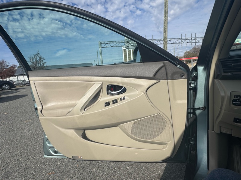 Toyota Camry Hybrid Sedan 2011