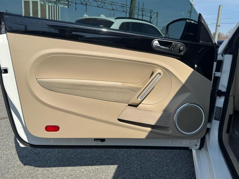 Volkswagen Beetle 2.0T Turbo w/Sunroof & Sound 2013