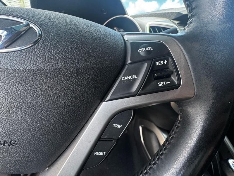 Hyundai Veloster Base 6MT 2017