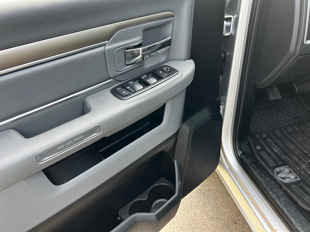 RAM 1500 Big Horn 4x2 Crew Cab 5'7" Box 2017