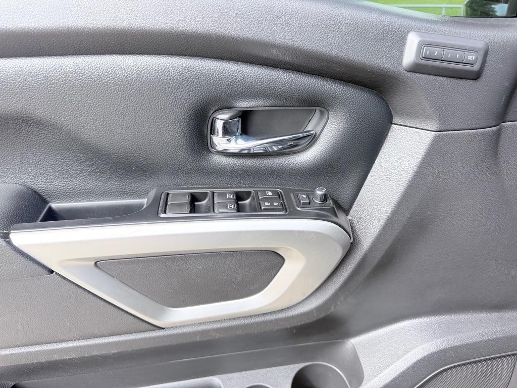 Nissan Titan 4x4 Crew Cab SL 2017