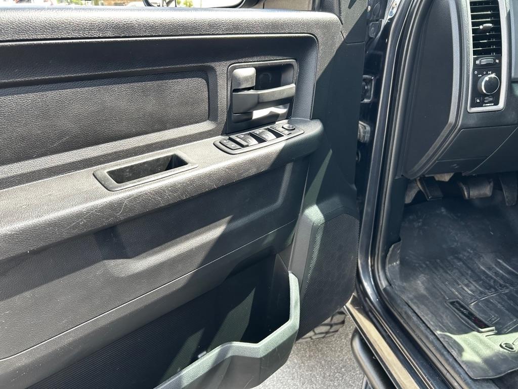 RAM 2500 Tradesman 4x4 Crew Cab 6'4" Box 2017