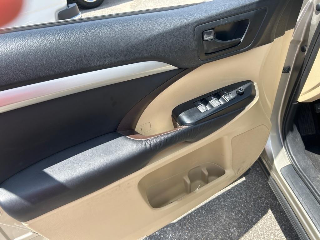 Toyota Highlander FWD 4dr V6 LE Plus (Natl) 2015
