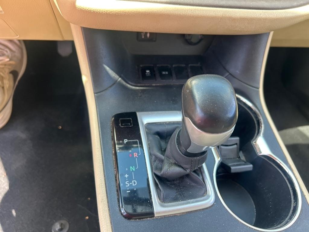 Toyota Highlander FWD 4dr V6 LE Plus (Natl) 2015