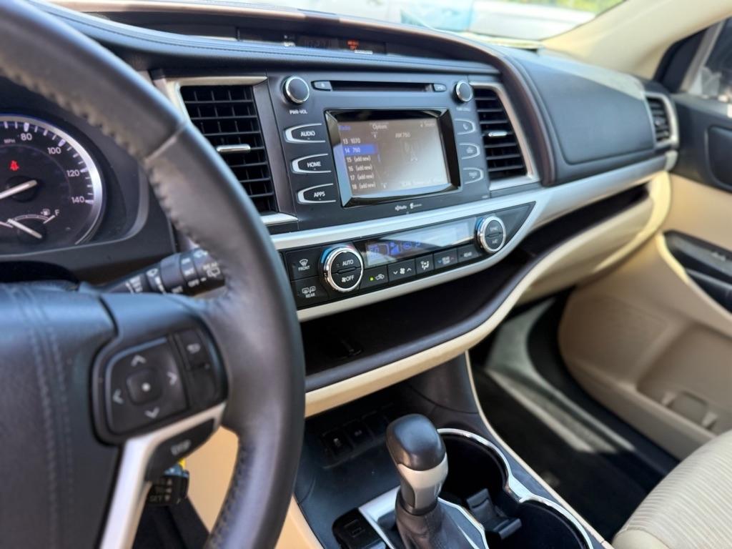 Toyota Highlander FWD 4dr V6 LE Plus (Natl) 2015