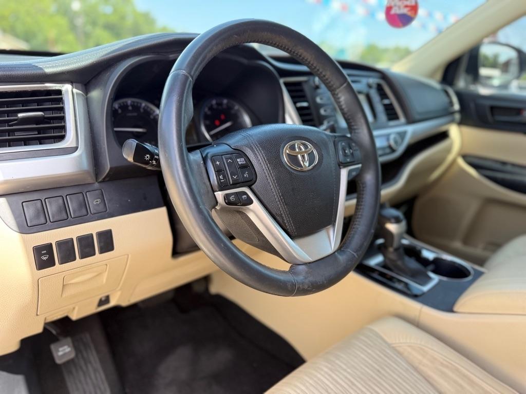 Toyota Highlander FWD 4dr V6 LE Plus (Natl) 2015