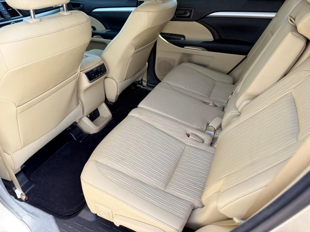 Toyota Highlander FWD 4dr V6 LE Plus (Natl) 2015