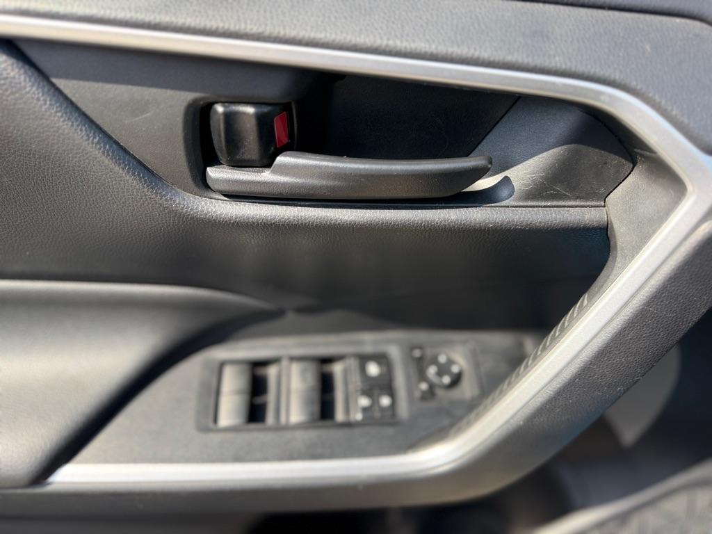 Toyota RAV4 LE FWD (Natl) 2019