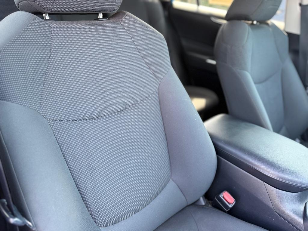 Toyota RAV4 LE FWD (Natl) 2019
