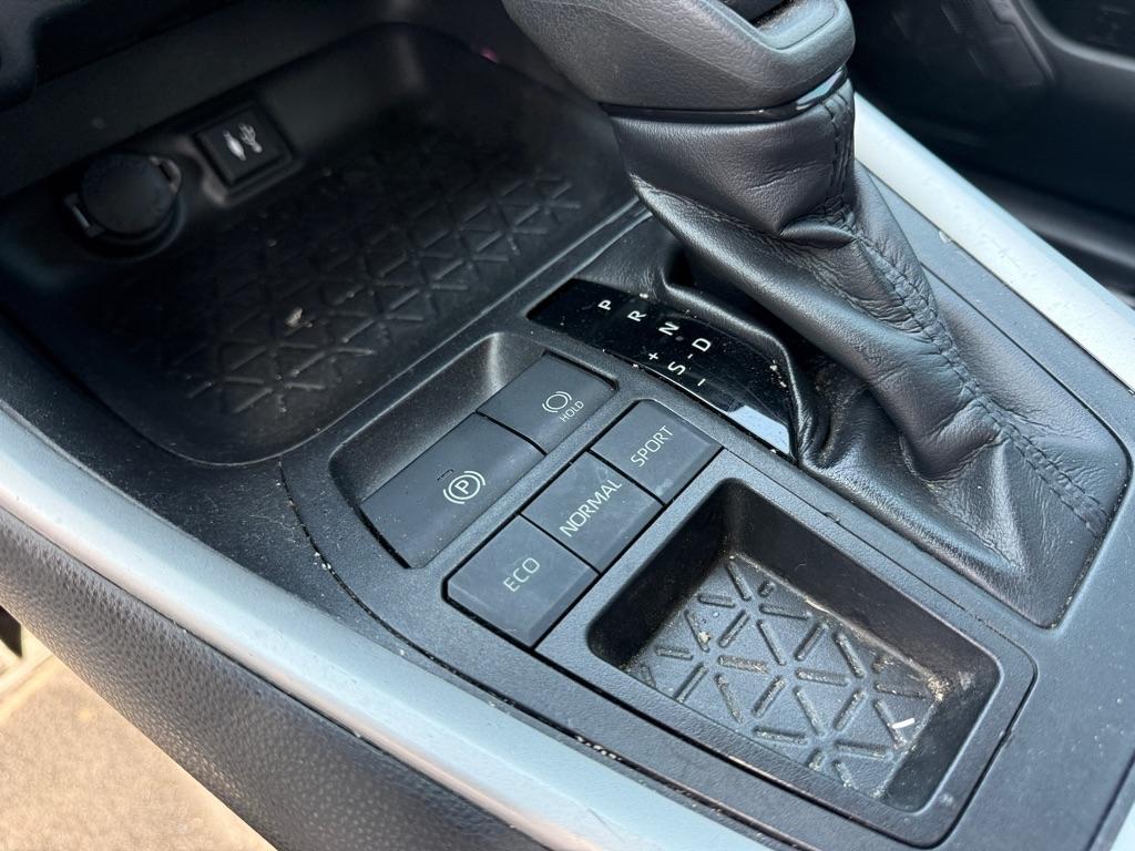 Toyota RAV4 LE FWD (Natl) 2019