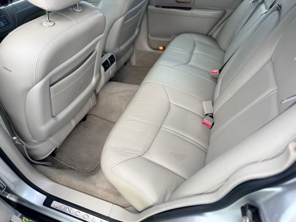 Lincoln Town Car 4dr Sdn Ultimate 2004
