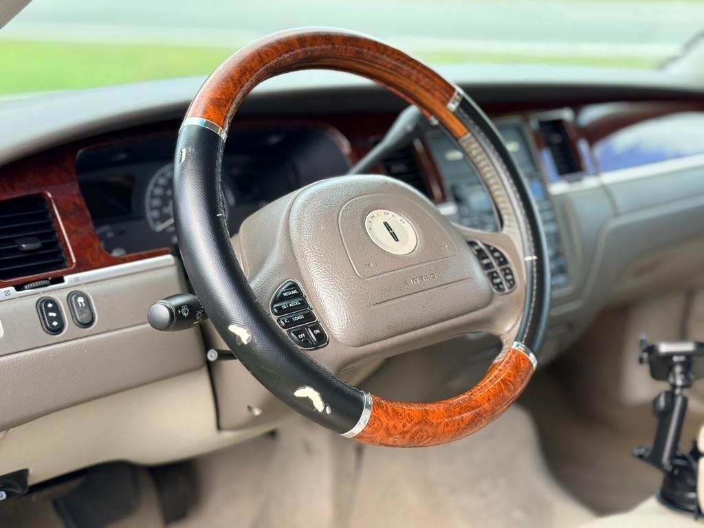 Lincoln Town Car 4dr Sdn Ultimate 2004