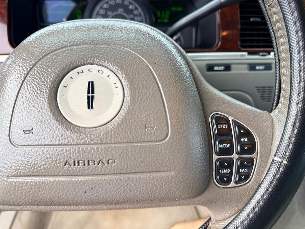 Lincoln Town Car 4dr Sdn Ultimate 2004