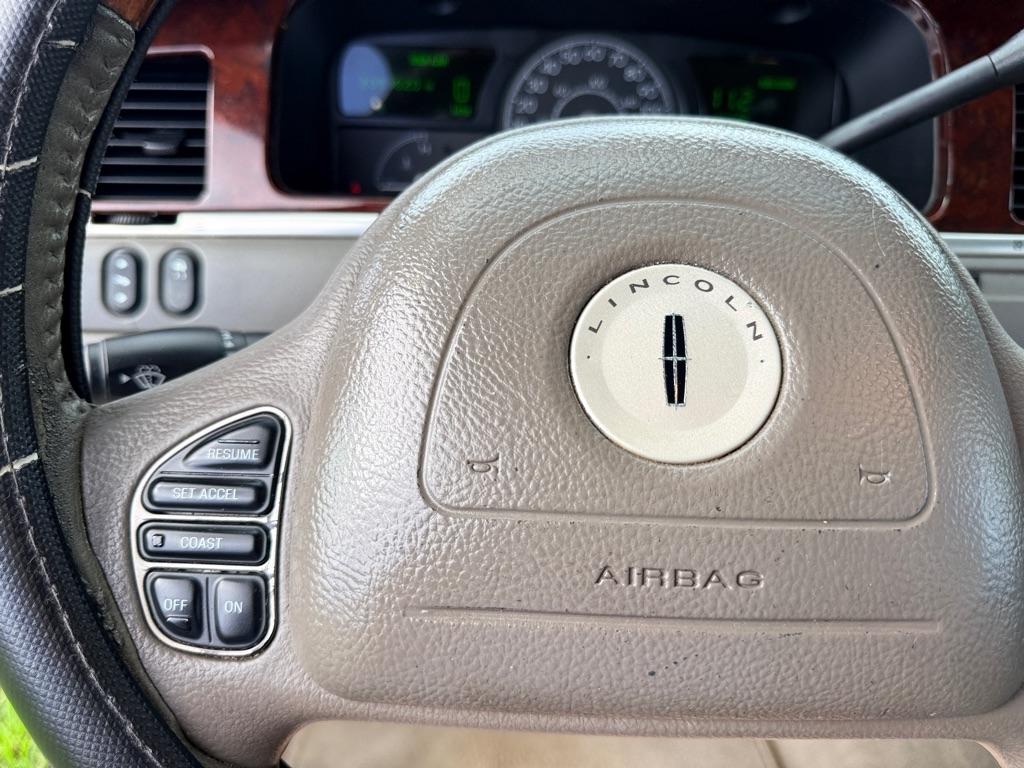 Lincoln Town Car 4dr Sdn Ultimate 2004