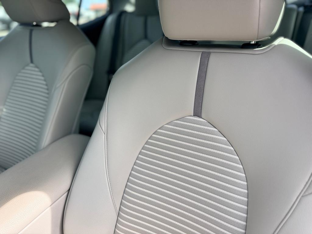 Toyota Camry Hybrid SE CVT (Natl) 2023