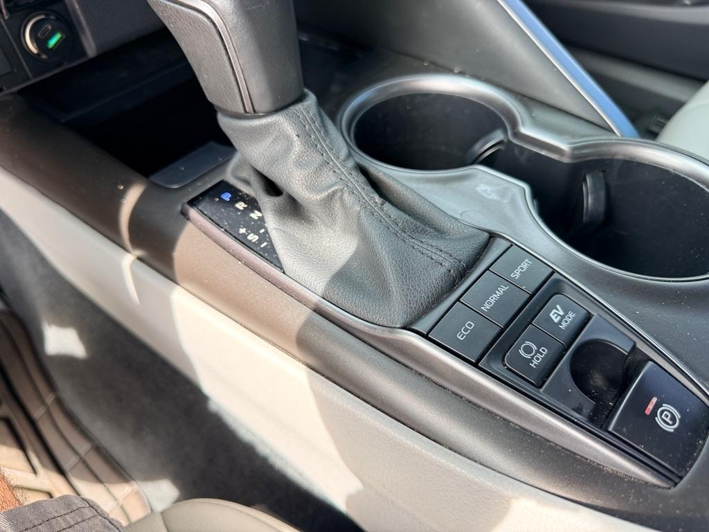 Toyota Camry Hybrid SE CVT (Natl) 2023