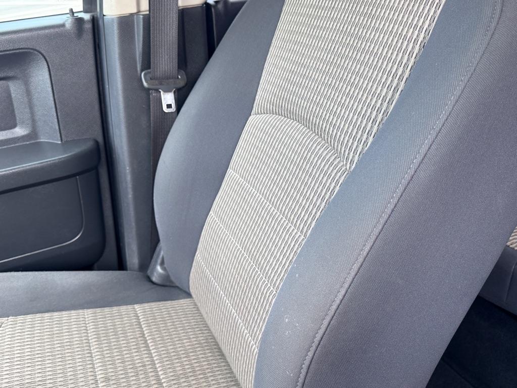RAM 1500 4WD Crew Cab 140.5" ST 2011