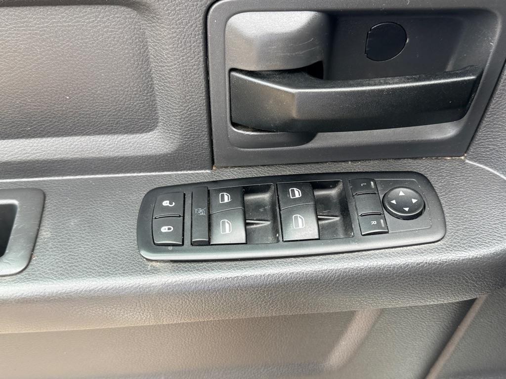 RAM 1500 4WD Crew Cab 140.5" ST 2011