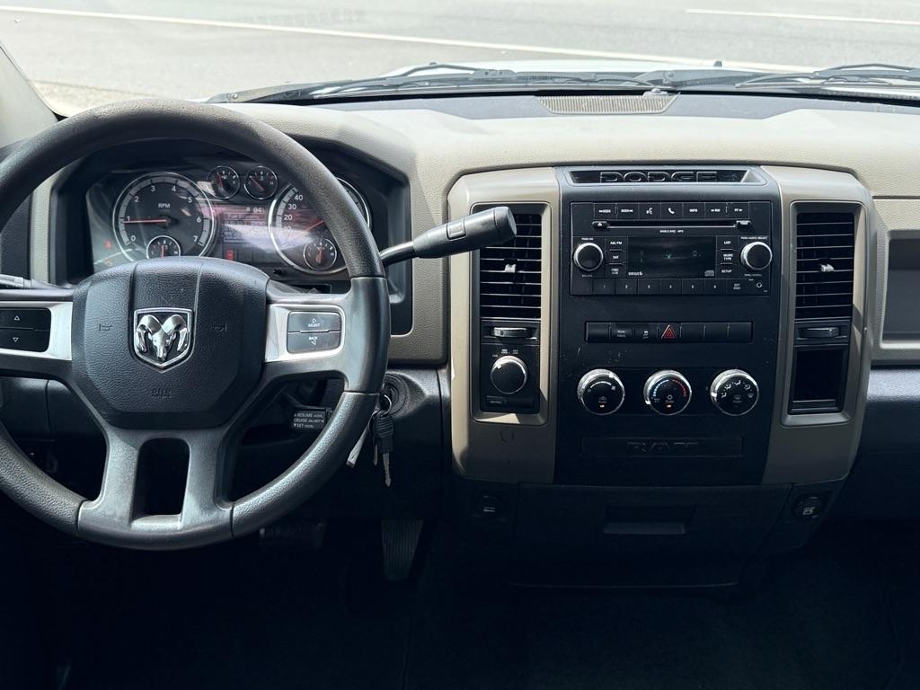 RAM 1500 4WD Crew Cab 140.5" ST 2011